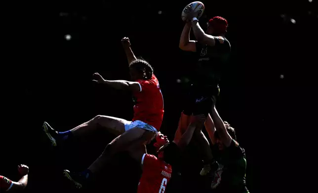 RC Leipzig players, right, battle for a line-out throw during the seventh place match at the German rugby sevens championship, Friday, Aug. 1, 2025, in Dresden, Germany. (Hendrik Schmidt/dpa via AP)