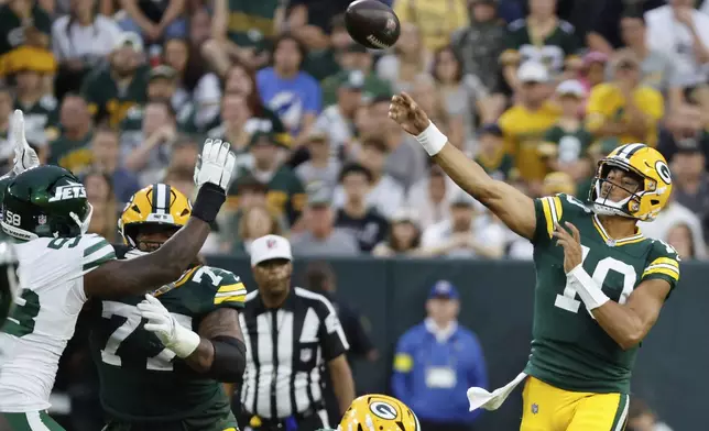 Green Bay Packers' Jordan Love thorws during the first half of a preseason NFL football game against the New York Jets Saturday, Aug. 9, 2025, in Green Bay, Wis. (AP Photo/Mike Roemer)