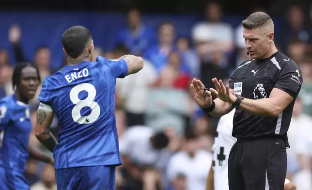 Referee Robert Jones, right, speaks with Chelsea's Enzo Fernandez during the English Premier League soccer match between Chelsea and Fulham at Stamford Bridge stadium in London, Saturday, Aug 30, 2025. (AP Photo/Ian Walton)
