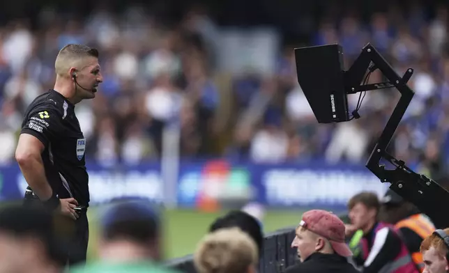 Referee Robert Jones checks the VAR screen during the English Premier League soccer match between Chelsea and Fulham at Stamford Bridge stadium in London, Saturday, Aug 30, 2025. (AP Photo/Ian Walton)