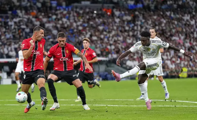Real Madrid's Vinicius Junior, right, scores his side's second goal during the Spanish La Liga soccer match between Real Madrid and Mallorca in Madrid, Saturday, Aug. 30, 2025. (AP Photo/Manu Fernandez)