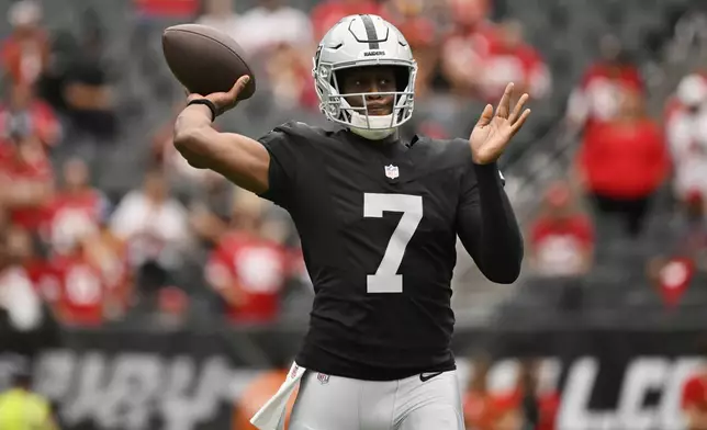 Las Vegas Raiders quarterback Geno Smith warms up before a preseason NFL football game against the San Francisco 49ers, Saturday, Aug. 16, 2025, in Las Vegas. (AP Photo/David Becker)