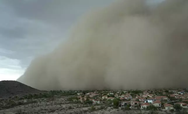 A giant dust storm approaches the Phoenix metro area as a monsoon storm pushes the dust into the air, Monday, Aug. 25, 2025, in Phoenix. (AP Photo/Ross D. Franklin)