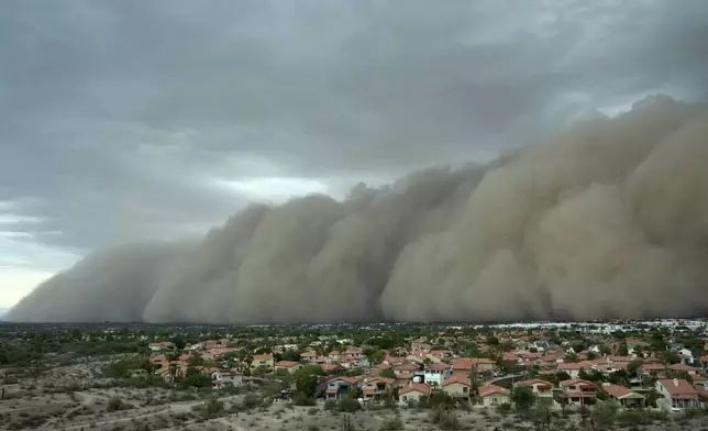 A giant dust storm approaches the Phoenix metro area as a monsoon storm pushes the dust into the air, Monday, Aug. 25, 2025, in Phoenix. (AP Photo/Ross D. Franklin)
