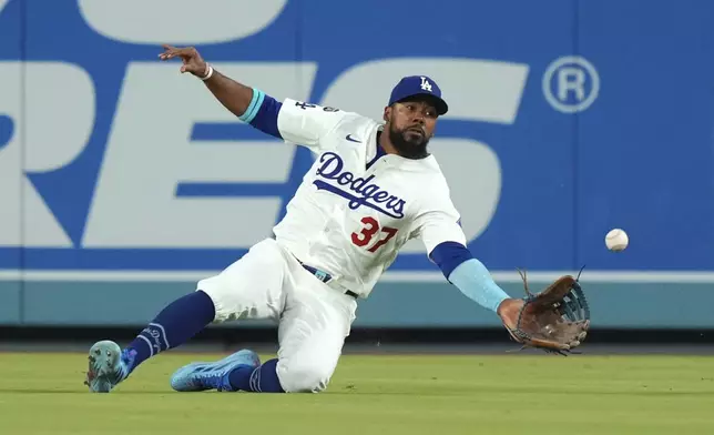 Los Angeles Dodgers right fielder Teoscar Hernández makes a catch on a ball hit by Arizona Diamondbacks' Corbin Carroll during the fourth inning of a baseball game Friday, Aug. 29, 2025, in Los Angeles. (AP Photo/Mark J. Terrill)