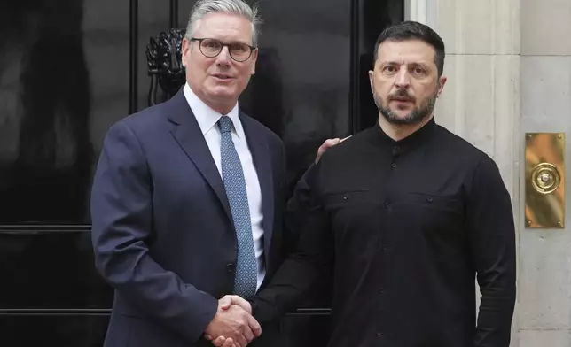 Britain's Prime Minister Keir Starmer, left, welcomes Ukraine's President Volodymyr Zelenskyy to Downing Street in London, Thursday, Aug. 14, 2025. (AP Photo/Kirsty Wigglesworth)