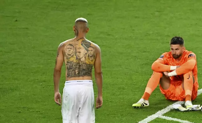 Tottenham's Richarlison and Tottenham's goalkeeper Guglielmo Vicario are dejected after the UEFA Super Cup soccer match between Paris Saint-Germain and Tottenham Hotspur in Udine, Italy, Thursday, Aug. 14, 2025. (AP Photo/Denes Erdos)