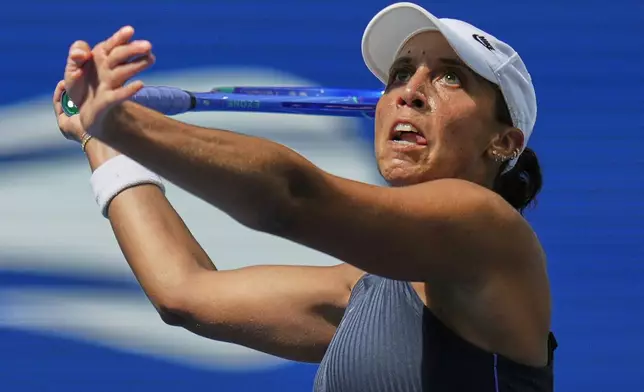 Madison Keys, of the United States, returns a shot to Renata Zarazua, of Mexico, during the first round of the US Open tennis championships, Monday, Aug. 25, 2025, in New York. (AP Photo/Seth Wenig)