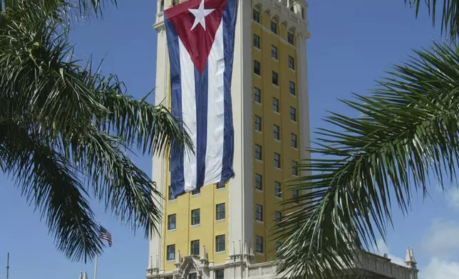 Mourners line up in front of the Freedom Tower to pay their respect to the "Queen of Salsa" Celia Cruz in Miami on July 19, 2003. (AP Photo/Wilfredo Lee)