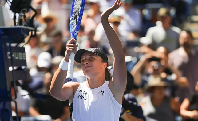 Iga Swiatek, of Poland, waves to fans after defeating Emiliana Arango, of Colombia, during the first round of the US Open tennis championships, Tuesday, Aug. 26, 2025, in New York. (AP Photo/Yuki Iwamura)