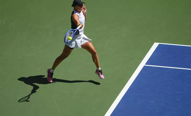 Iga Swiatek, of Poland, returns a shot to Emiliana Arango, of Colombia, during the first round of the US Open tennis championships, Tuesday, Aug. 26, 2025, in New York. (AP Photo/Yuki Iwamura)