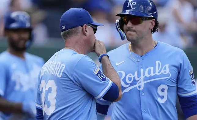 Kansas City Royals manager Matt Quatraro (33) talks to Vinnie Pasquantino (9) during the second inning of a baseball game against the Washington Nationals, Wednesday, Aug. 13, 2025, in Kansas City, Mo. (AP Photo/Charlie Riedel)