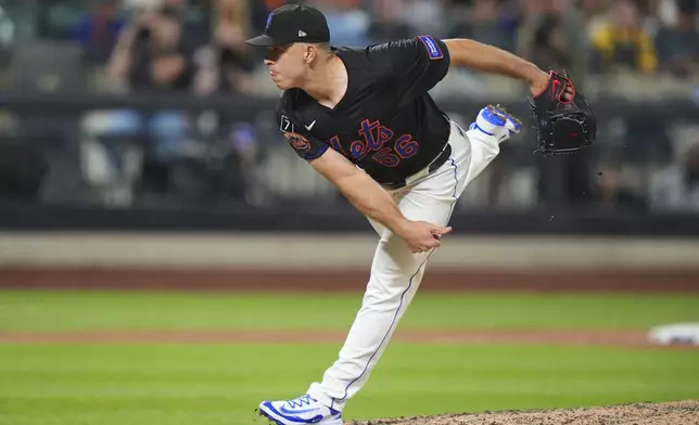 New York Mets' Ryan Helsley pitches during the ninth inning of a baseball game against the San Francisco Giants Friday, Aug. 1, 2025, in New York. (AP Photo/Frank Franklin II)