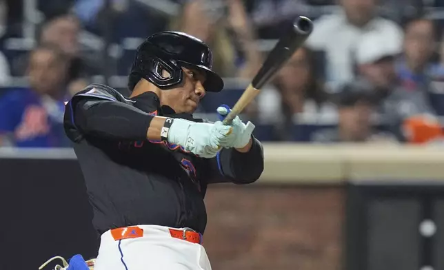 New York Mets' Juan Soto hits an RBI single during the eighth inning of a baseball game against the San Francisco Giants Friday, Aug. 1, 2025, in New York. (AP Photo/Frank Franklin II)