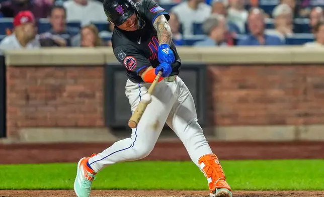 New York Mets' Francisco Alvarez hits a three run home run during the eighth inning of a baseball game against the Seattle Mariners, Friday, Aug. 15, 2025, in New York. (AP Photo/Yuki Iwamura)
