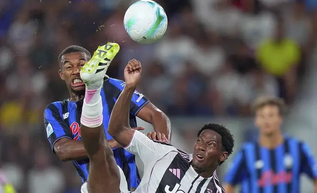 Juventus' Jonathan David, front, scores during the Bortolotti trophy soccer match between Atalanta and Juventus, Saturday , Aug, 16, 2025, at Gewiss Stadium in Bergamo, Italy. (Spada/LaPresse via AP)