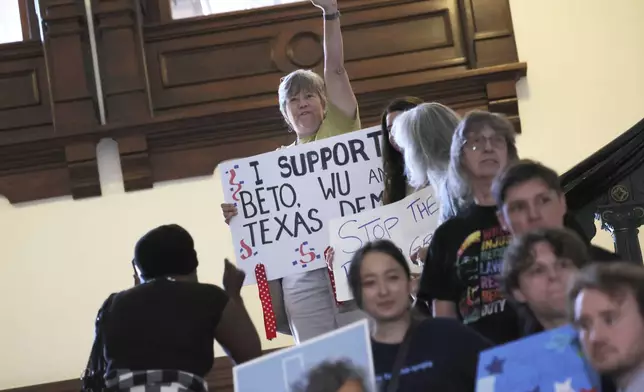 Lynn Tozser, top, shows her support for the returning Texas democrats at the Texas Capitol in Austin, Texas, Monday, Aug. 18, 2025. (AP Photo/Stephen Spillman)