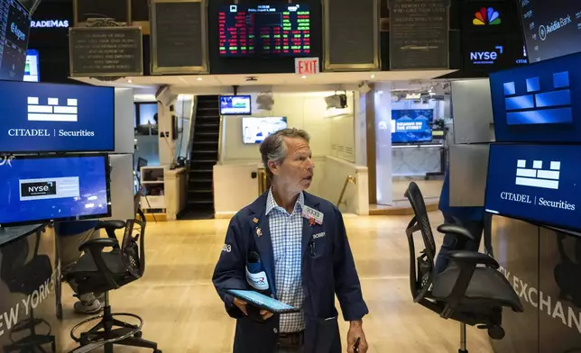 Traders works on the floor of the New York Stock Exchange, Friday, Aug. 1, 2025, in New York. (AP Photo/Yuki Iwamura)