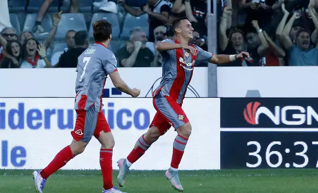 Cremonese's Filippo Terracciano celebrates after scoring during the Italian Serie A soccer match between Cremonese and Sassuolo at the Giovanni Zini in Cremona, Italy, Friday, Aug. 29, 2025. (Alberto Marianii/LaPresse via AP)