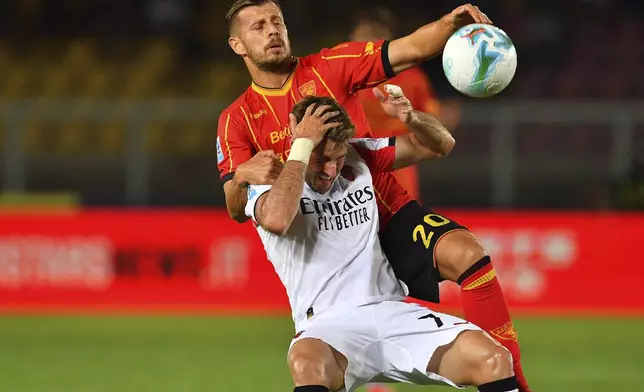 Lecce's Ylber Ramadani (20) and AC Milan's Santiago Gimenez battle for the ball during the Serie A soccer match between US Lecce and AC Milan at the Via del Mare Stadium in Lecce, Italy, Friday, Aug. 29, 2025. (Giovanni Evangelista/LaPresse via AP)