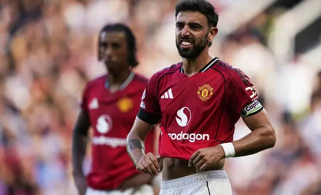Manchester United's Bruno Fernandes grimaces during the English Premier League soccer match between Manchester United and Arsenal at Old Trafford stadium in Manchester, England, Sunday, Aug. 17, 2025. (AP Photo/Dave Thompson)