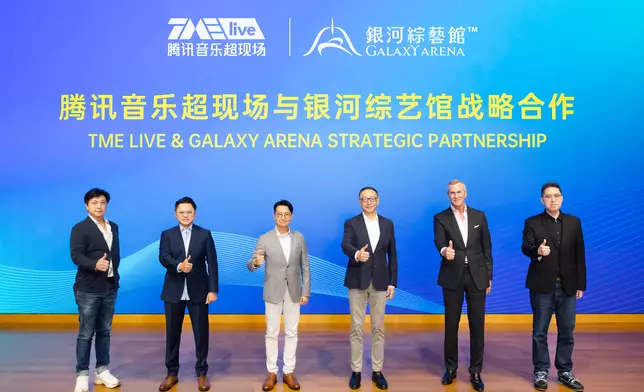 Galaxy Arena celebrates the renewal of its strategic partnership agreement with TMElive for the next three years. Officiating guests at the agreement signing ceremony included from Galaxy Entertainment Group: Mr. Francis Lui, Chairman (3rd from right); Mr. Kevin Kelley, Chief Operating Officer – Macau (2nd from right); and Mr. Jeffrey Jiang, Executive Vice President, Entertainment Services (1st from right); and from Tencent Music Entertainment Group: Mr. Cussion Kar Shun Pang, Executive Chairman (3rd from left); Mr. Tsai Chun Pan, Group Vice President, President of Content Cooperation, Distribution and TMElive, and Head of TMEA and TIMA (2nd from left); Mr. Michael Tseng, Vice President of Content Cooperation Department.(1st from left).