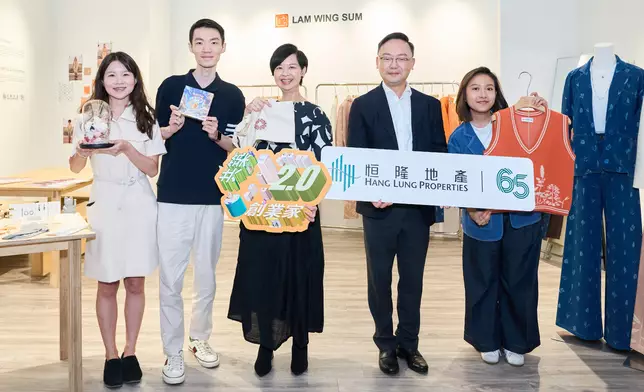 Mr. Kenneth Chiu, Chief Financial Officer of Hang Lung Properties (second from the right) and the Secretary for Housing, Ms. Winnie Ho Wing-yin (third from the right) visits the store at Peak Galleria to learn about the brand concepts and products of the three young entrepreneurs