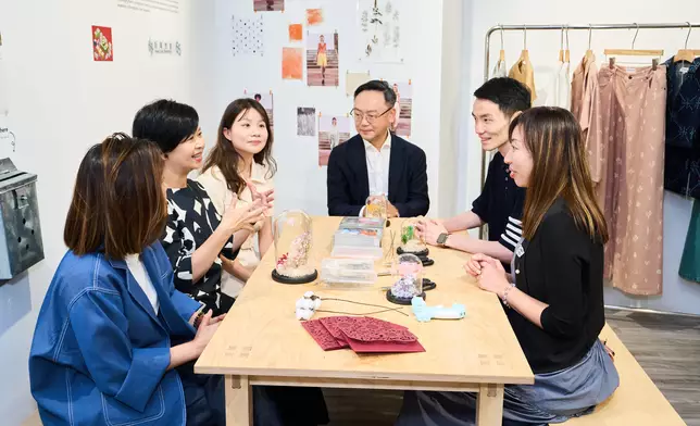 Mr. Kenneth Chiu, Chief Financial Officer of Hang Lung Properties (third from the right), the Secretary for Housing, Ms. Winnie Ho Wing-yin (second from the left) and Ms. Evelyne Fung, Chief Estate Surveyor/Commercial Properties of the Housing Department (first from the right) at a sharing session with the three young entrepreneurs