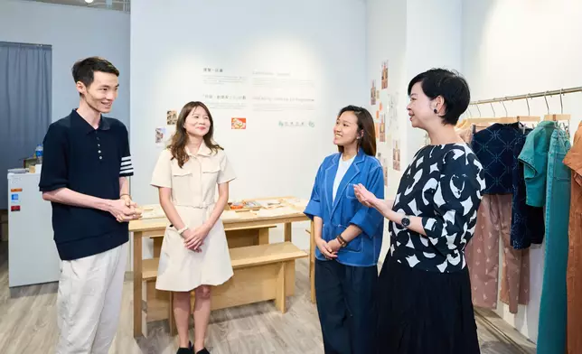 The three winning entrepreneurs sharing their entrepreneurial journey with the Secretary for Housing, Ms. Winnie Ho Wing-yin (first from the right)