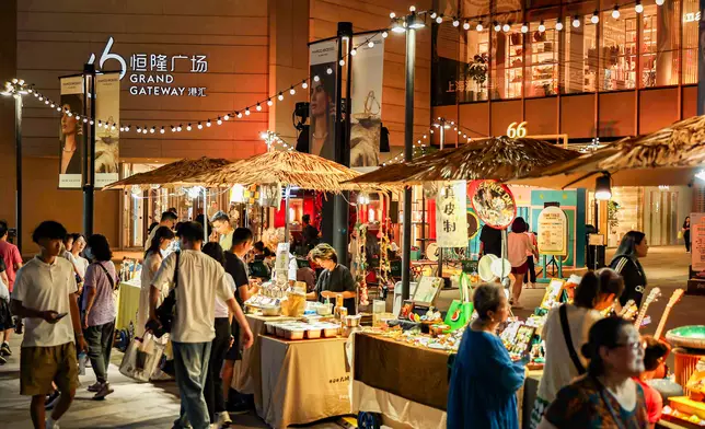 In July, Hang Lung launches its first pilot, “Summer Retro Market” at Grand Gateway 66 in Shanghai as an initiative under Community · Connect. The two-weekend-long market brings together more than 40 emerging brands led by young people, provides them with a rent-free exhibition platform, allows creativity and business to collide, and helps young entrepreneurs explore the market and realize their dreams