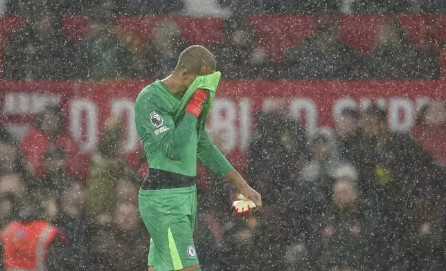 Chelsea's goalkeeper Robert Sanchez reacts after receiving a red card by a referee during the English Premier League soccer match between Manchester United and Chelsea at the Old Trafford stadium in Manchester, England, Saturday, Sept. 20, 2025. (AP Photo/Dave Thompson)