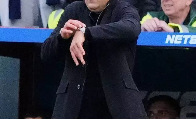 Liverpool manager Arne Slot gestures to the referee, during the English Premier League soccer match between Crystal Palace and Liverpool, at Selhurst Park, in south London, Saturday, Sept. 27, 2025. (Jonathan Brady/PA via AP)