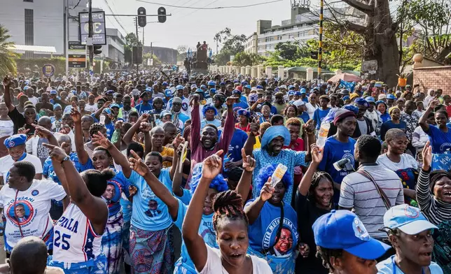CAPTION CORRECTS PARTY SUPPORT - Supporters of former President Peter Mutharika celebrate in Blantyre, Malawi, Wednesday, Sept. 24, 2025. (AP Photo/Thoko Chikondi)