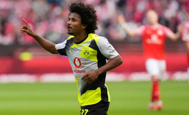 Dortmund's Karim Adeyemi celebrates after scoring the second goal against Mainz during a German Bundesliga soccer match between FSV Mainz 05 and Borussia Dortmund in Mainz, Germany, Saturday, Sept. 27, 2025. (AP Photo/Michael Probst)