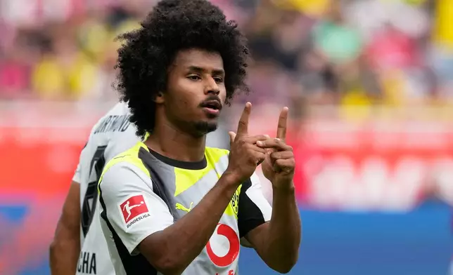 Dortmund's Karim Adeyemi celebrates after scoring the second goal against Mainz during a German Bundesliga soccer match between FSV Mainz 05 and Borussia Dortmund in Mainz, Germany, Saturday, Sept. 27, 2025. (AP Photo/Michael Probst)