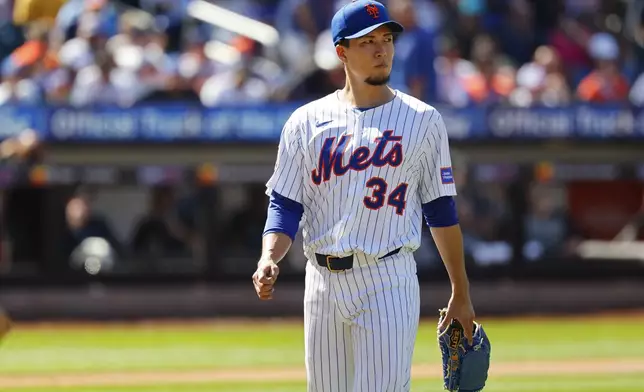 New York Mets pitcher Kodai Senga leaves a baseball game against the Miami Marlins during the fifth inning, Sunday, Aug. 31, 2025, in New York. (AP Photo/Noah K. Murray)
