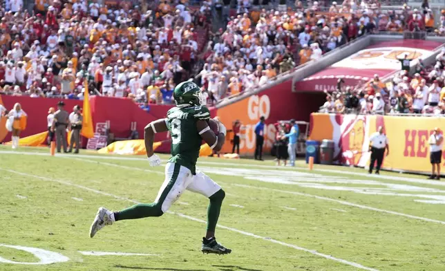 New York Jets defensive end Will McDonald IV (9) runs for a touchdown during the second half of an NFL football game against the Tampa Bay Buccaneers Sunday, Sept. 21, 2025, in Tampa, Fla. (AP Photo/Chris O'Meara)
