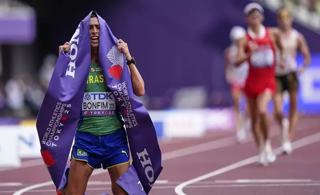 Brazil's Caio Bonfim celebrates winning the gold medal in the men's 20 kilometers race walk at the World Athletics Championships in Tokyo, Saturday, Sept. 20, 2025. (AP Photo/Petr David Josek)