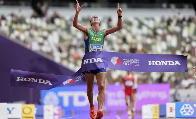 Brazil's Caio Bonfim celebrates winning the gold medal in the men's 20 kilometers race walk at the World Athletics Championships in Tokyo, Saturday, Sept. 20, 2025. (AP Photo/Petr David Josek)