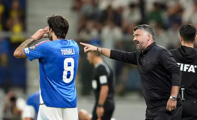 Italy's head coach Gennaro Gattuso, right, speak to Alessandro Tonali during a World Cup qualifying soccer match between Italy and Estonia, Friday, Sept. 5, 2025, in Bergamo, Italy. (Fabio Ferrari/LaPresse via AP)
