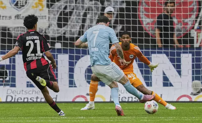 Union's Oliver Burke scores his side's second goal during a German Bundesliga soccer match between Eintracht Frankfurt and Union Berlin in Frankfurt, Germany, Sunday, Sept. 21, 2025. (AP Photo/Michael Probst)