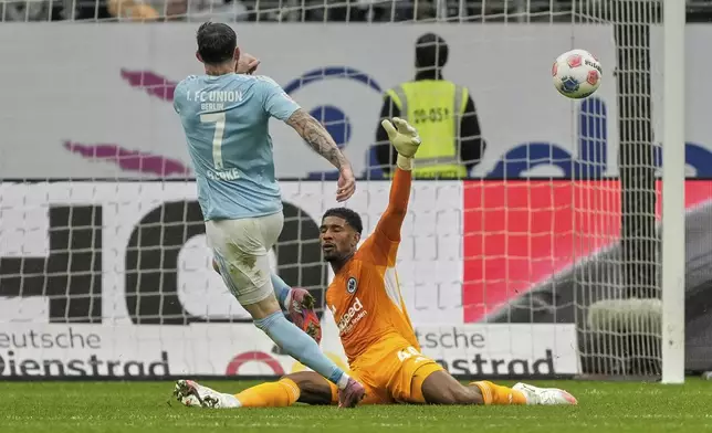Union's Oliver Burke scores his side's fourth goal during a German Bundesliga soccer match between Eintracht Frankfurt and Union Berlin in Frankfurt, Germany, Sunday, Sept. 21, 2025. (AP Photo/Michael Probst)