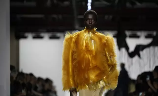A model wears a creation during the Bottega Veneta women's Spring-Summer 2026 fashion show, in Milan, Italy, Saturday, Sept. 27, 2025. (AP Photo/Luca Bruno)