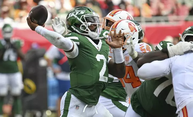Tampa Bay Buccaneers outside linebacker Lavonte David (54) goes after New York Jets quarterback Tyrod Taylor (2) during the second half of an NFL football game Sunday, Sept. 21, 2025, in Tampa, Fla. (AP Photo/Jason Behnken)