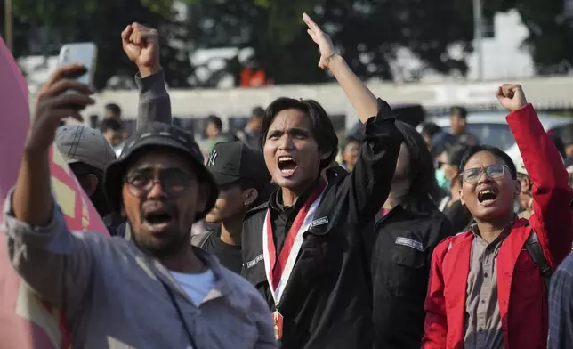 Protesters shout slogans during a protest, against lavish allowances given to parliament members, outside the parliament in Jakarta, Indonesia, Monday, Sept. 1, 2025. (AP Photo/Achmad Ibrahim)
