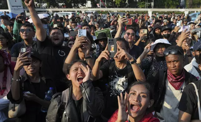 Protesters shout slogans during a protest, against lavish allowances given to parliament members, outside the parliament in Jakarta, Indonesia, Monday, Sept. 1, 2025. (AP Photo/Achmad Ibrahim)