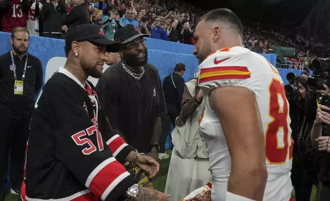 Brazilian soccer player, Neymar Jr. greets Kansas City Chiefs tight end Travis Kelce during warm ups before an NFL football game between the Kansas City Chiefs and the Los Angeles Chargers, Friday, Sept. 5, 2025, in Sao Paulo. (AP Photo/Fernando Llano)