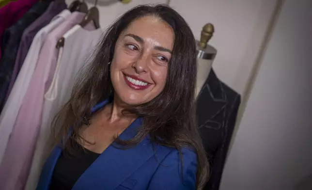 Deborah Borg discusses how to pull off the no makeup makeup look at the women's clothing store Dalya on Wednesday, Aug. 27, 2025, in New York. (Photo by Andy Kropa/Invision/AP)