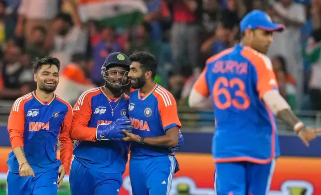 Indian players celebrate the wicket of Pakistan's captain Salman Agha during the Asia Cup cricket final between India and Pakistan at Dubai International Cricket Stadium, United Arab Emirates, Sunday, Sept. 28, 2025. (AP Photo/Altaf Qadri)