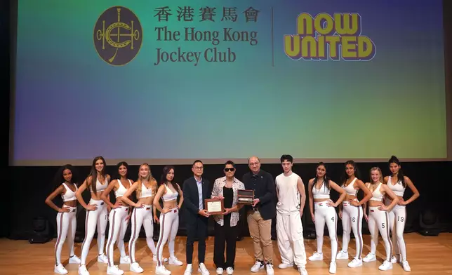 Dennis Hau, the Club’s Executive Director of Customer Strategy, Insights and Innovation (6th left), and Raymond Tam, the Club’s Executive Director of Corporate Affairs (6th right), present the Certificate of Appointment to Aaron Kwok as the HKJC’s Rising Stars Ambassador (centre).